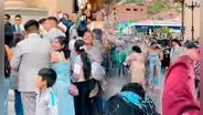 Invitados de una boda en Tarma se molestan al ser sorprendidos con baldes de agua a la salida de la iglesia durante carnavales