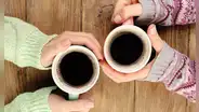 Tomar 2 tazas de café al día reduciría el riesgo de desarrollar demencia y problemas cognitivos, según estudio