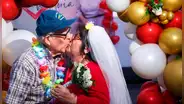 Adultos mayores renuevan sus votos tras más de 50 años juntos en emotiva ceremonia por San Valentín