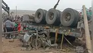 Tragedia en Huacho: cuatro adultos y un menor a bordo de miniván mueren aplastados por tráiler en el km 103 de la Panamericana Norte