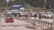 Intensas lluvias restringen acceso de carreteras en el sur del Perú y dejan varados a varios vehículos