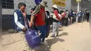 Arequipeños hacen filas desde la madrugada por un balón de gas doméstico: hay incremento de precio y temor a escasez