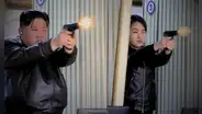 Kim Jong-un realiza ejercicio de tiro con pistolas tras inspección en fábrica de municiones en Corea del Norte