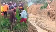 Encuentran cuerpo sin vida de adulto mayor sepultado en combi tras deslizamiento por fuertes lluvia en Piura