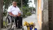 Wilmer Malki Falcón: el artesano que da segundas oportunidades a mascotas con sillas de ruedas