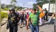Padres bloquean carretera en Loreto el primer día de clases para exigir reconstrucción de colegio: “Exponen sus vidas”
