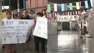 Niños en Santa Anita llevan una década estudiando en una losa deportiva por falta de salones