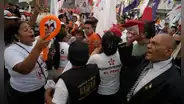 Debate presidencial: portátiles del APRA y el fujimorismo se enfrentan a las afueras del Centro de Convenciones