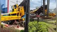 Grúa se vuelca y causa daños a vehículos estacionados en la av. Del Pinar en Surco: un conductor resultó herido