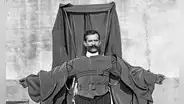El sastre que intentó volar y revolucionar los paracaídas, pero terminó envolviendo a la Torre de Eiffel en una trágica historia