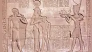 Arqueólogos egipcios descubren un monumento de piedra que muestra a un emperador romano como faraón en pleno ritual