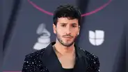 Sebastián Yatra confiesa que todavía duerme junto a sus padres a sus 31 años y explica por qué: “Nos quedamos hablando”