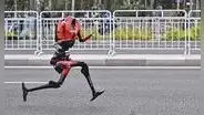 China y su robot humanoide hacen historia al ganar la media maratón de Pekín y superar récord humano