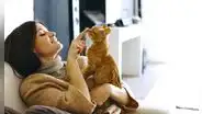 Un estudio confirma que hablarle a tu gato con voz infantil mejora su atención y fortalece el vínculo emocional