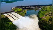 La central hidroeléctrica de casi 8 km en Sudamérica que compite con China por liderar la energía mundial: posee un lago artificial