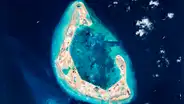 La isla artificial de China en aguas en disputa que fortalecería su presencia en una de las vías marítimas más importantes del mundo