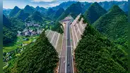 China cruza sus propios límites y perfora una montaña a la mitad para construir una autopista de 4 carriles que conecte a zonas lejanas