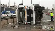 SJM: camión frigorífico con productos marinos se vuelca en la Panamericana Sur y genera fuerte congestión vehicular