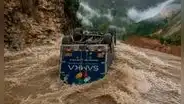 Chofer salva de morir tras despiste de su camión que cayó volcado fuera de la vía Leymebamba-Chachapoyas, en el Amazonas