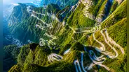 China asombra con la carretera más desafiante del mundo: 99 curvas y un ascenso a 1.300 metros de altitud en plena montaña