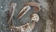 Lo encontraron 2.000 años después con un tazón para protegerse la cabeza y una lámpara para iluminar su camino: un hombre huyó de Pompeya cuando estalló el Vesubio