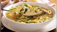 Un simple caldo casero de pollo podría ser la clave para recuperarnos más rápido de la gripe y los resfriados, según científicos