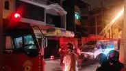 Cobrador se quedó dormido y extorsionadores le prendieron fuego a su combi en Santa Anita: quedó gravemente herido
