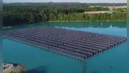 Primera planta de paneles solares flotantes y verticales en un lago revoluciona la energía: produce más electricidad en la mañana y la tarde