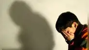 La psicología desmonta el mito de la crianza en los años 60 y 70: los niños no se volvieron más fuertes por sus padres, sino porque aprendieron a sobrevivir sin ellos