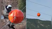 No son decoración: esta es la verdadera función de las esferas de colores en los cables de alta tensión que casi nadie conoce