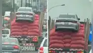 Insólito: captan camión trasladando automóvil encima de costales de cebolla en plena Panamericana Norte
