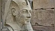 Arqueólogos encontraron después de casi 100 años la parte que le faltaba a una estatua de Ramses II