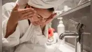 Dermatólogos advierten que lavarse la cara solo con agua no es suficiente: esta es la rutina que debes seguir