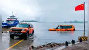 China revoluciona el transporte con su camioneta eléctrica capaz de cruzar carreteras y ríos en 10 minutos: batería alcanza 170 kW