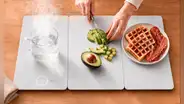 China revela una tabla de cocina inteligente que calienta tus platos solo en 10 segundos mientras cortas los alimentos