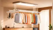 China presenta al mundo una secadora inteligente que se oculta en el techo, tiene luz LED y soporta 35 kg de ropa por menos de US$240