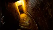 Arqueólogos restauraban una vieja iglesia y descendieron por una escalera olvidada que los llevó a descubrir un recinto oculto
