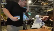 Streamer Kingteka pierde el control y golpea a ‘Bebote’ en Japón por supuesto insulto a su hijo: "¡Qué te ríes!"