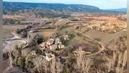 Una pareja compra un pequeño pueblo abandonado desde 1970 en España: la transforman en un refugio ecológico con huertas y paneles solares