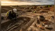 Arqueólogos hallan un cementerio y vestigios que abarcan la Edad del Hierro, periodo romano y era anglosajona en 9 hectáreas en un campo inglés