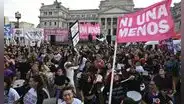 “Ni una menos”: miles marchan en Argentina por el feminicidio de una menor de 14 años y denuncian los recortes de Milei