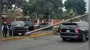 Aparatoso accidente en Surco: camioneta impacta contra poste y estructura cae sobre otro vehículo