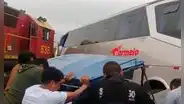 Choque entre tren y bus genera fuerte tráfico en la Carretera Central: siniestro moviliza 4 unidades de bomberos