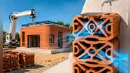 Jóvenes suizos sorprenden al crear un ladrillo 3D que enfría el aire hasta 9º y permite construir casas en menos de 30 días