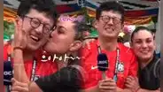 Mundial 2026: periodista coreano que es sorprendido por una fanática mexicana en plena transmisión se vuelve viral
