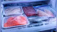 El riesgo oculto del pescado en envases de plástico: estudio revela posible migración de químicos al alimento, incluso congelado