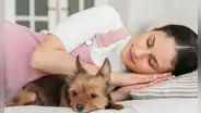 Dormir con tu perro o gato podría estar ligado a una necesidad emocional profunda, según la psicología