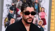 Bad Bunny gana mil millones de dólares con sus giras y hace historia como el primer artista latino en lograrlo