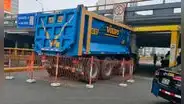 Camión quedó atrapado bajo puente de la avenida Brasil y generó caos vehicular: conductor recibirá multa de S/ 5.000