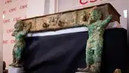 Hallan en España un carro ceremonial de bronce de Tarteso sin precedentes y con figuras mitológicas de hace 2.500 años